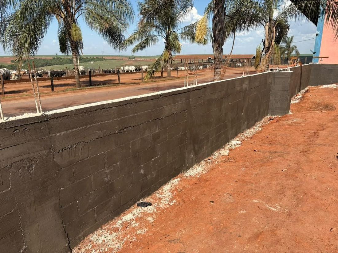 Muro de contenção em bloco com impermeabilização