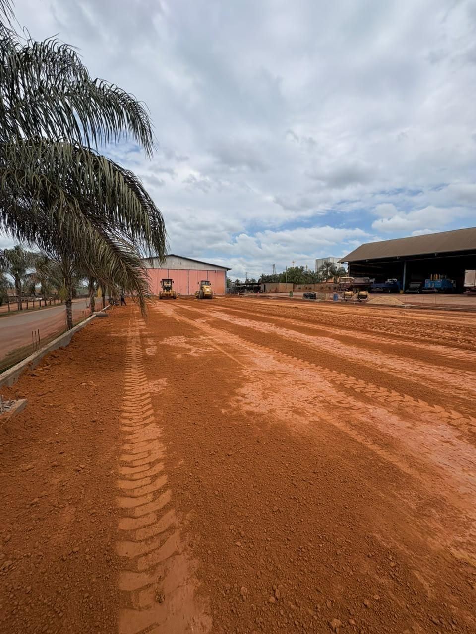 Terraplenagem e compactação de pátio industrial